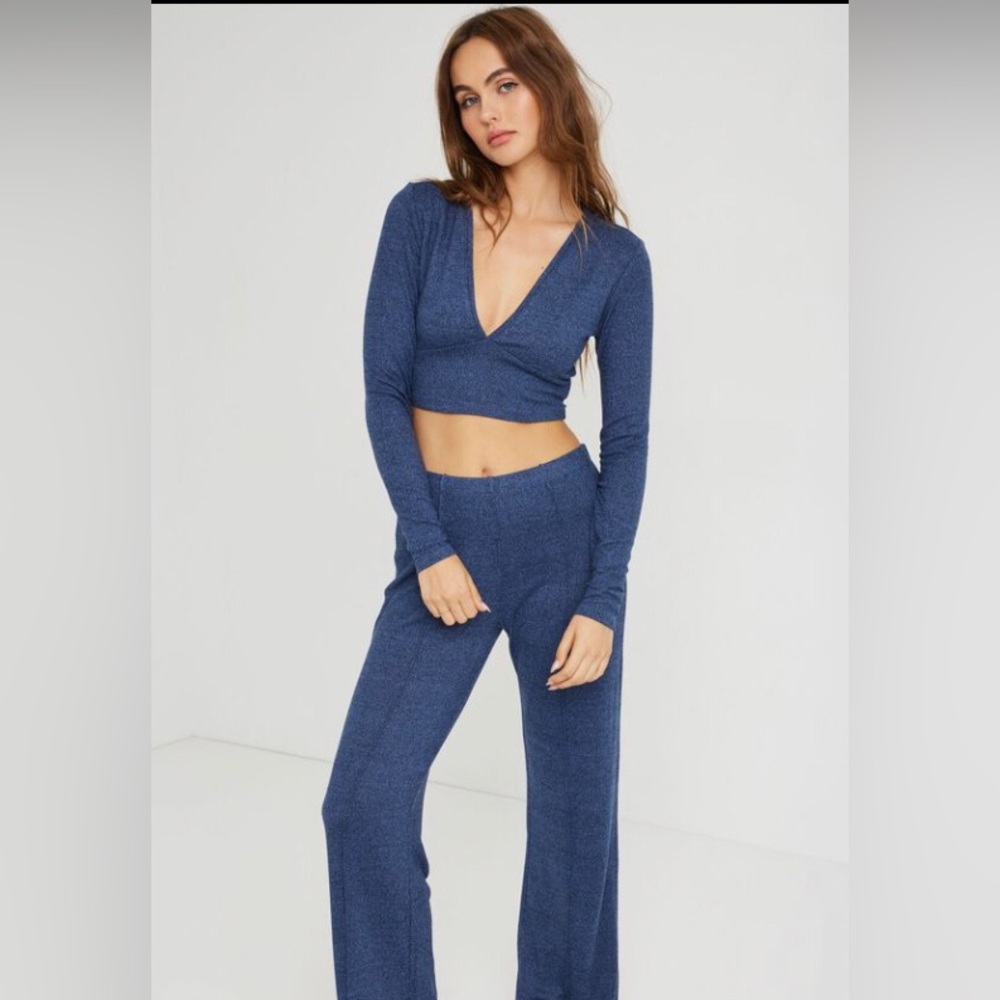 Size small V neck long sleeve. Crop top from garage. Like new